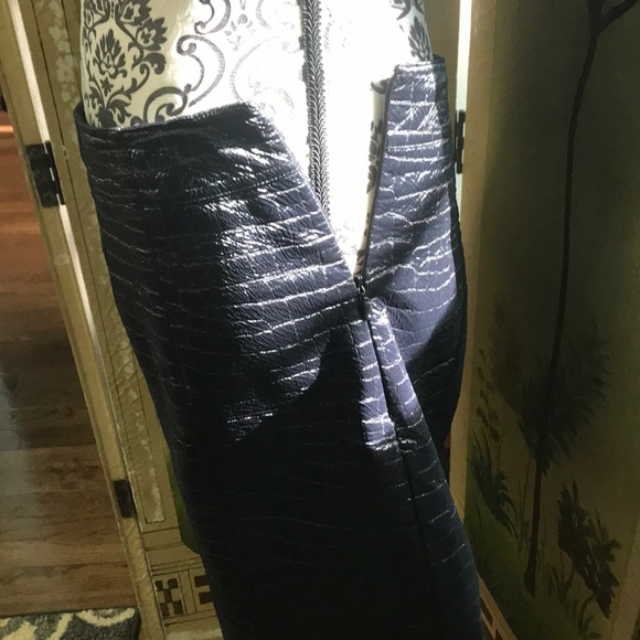 Faux leather alligator print/texture skirt - Picture 3 of 5